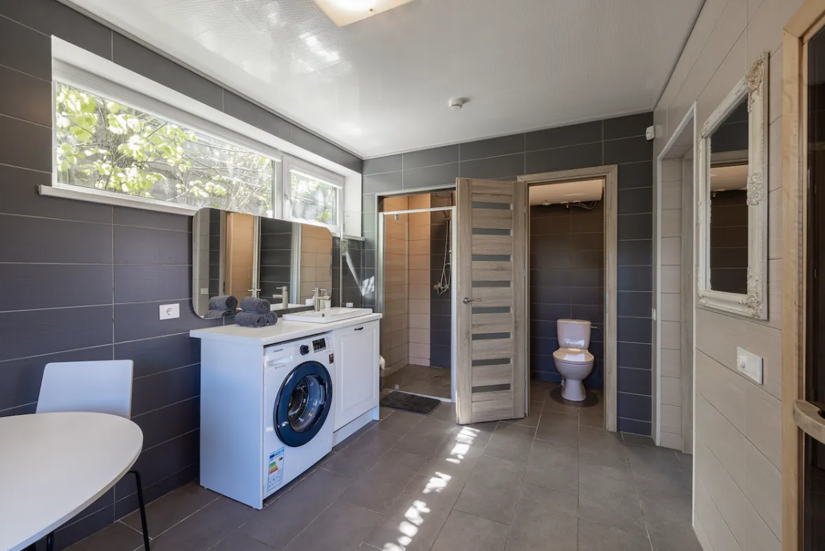 Six-person cabin with terrace, sauna, and hot tub — Dharma Stay (11)