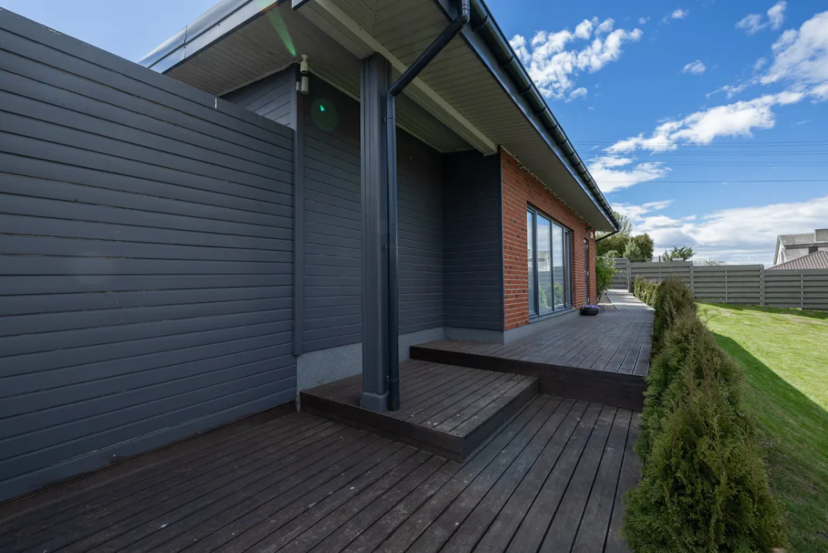 Six-person cabin with terrace, sauna, and hot tub — Dharma Stay (4)