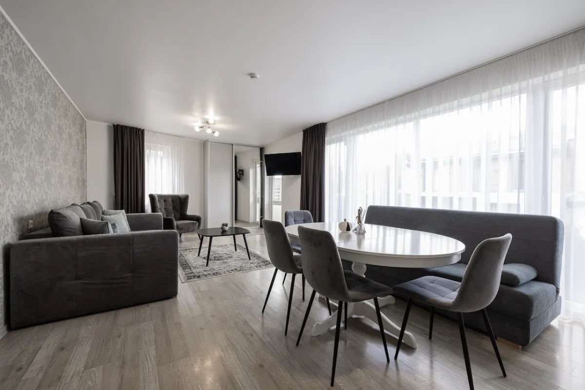 Six-person cabin with terrace, sauna, and hot tub — Dharma Stay (13)