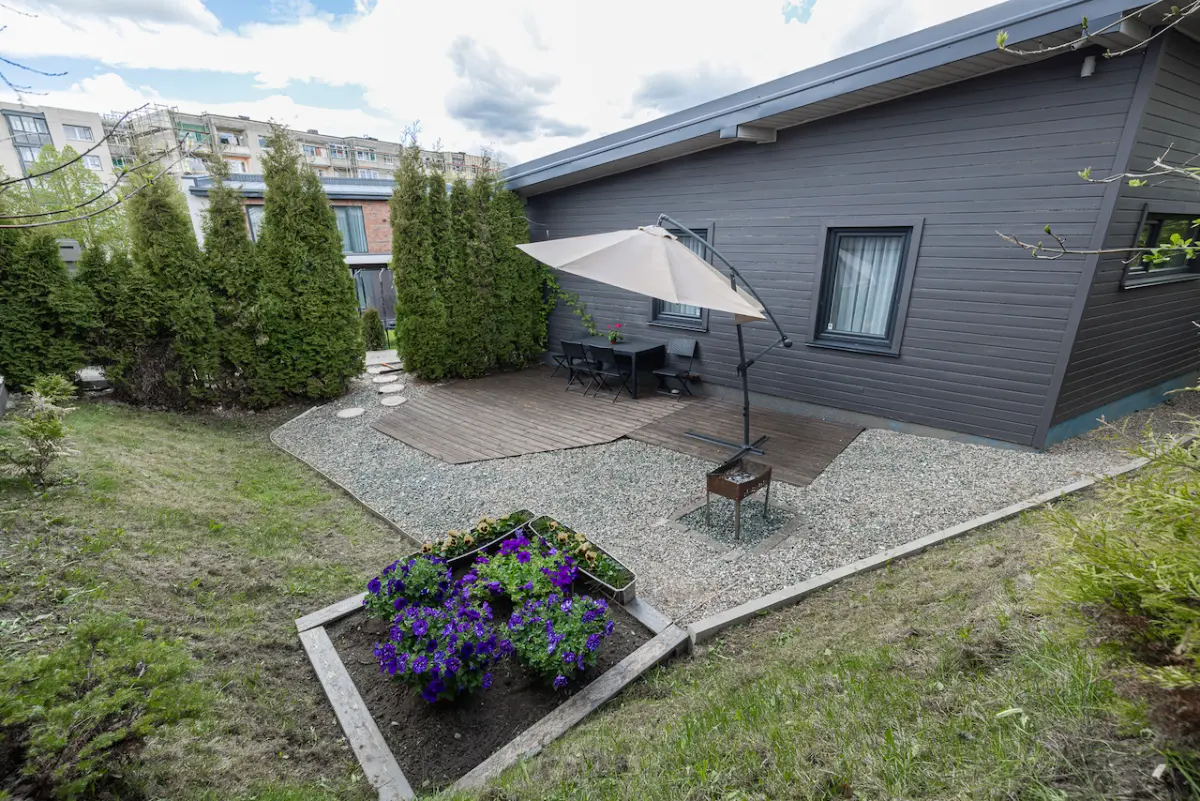 Six-person cabin with terrace, sauna, and hot tub — Dharma Stay (25)