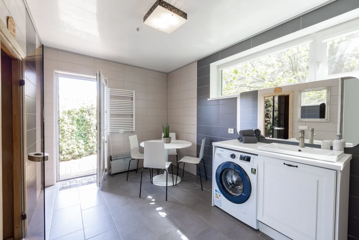 Six-person cabin with terrace, sauna, and hot tub — Dharma Stay (14)