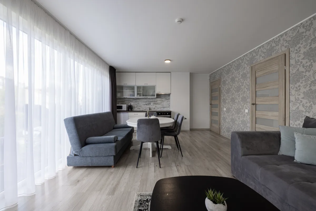 Six-person cabin with terrace, sauna, and hot tub — Dharma Stay (3)