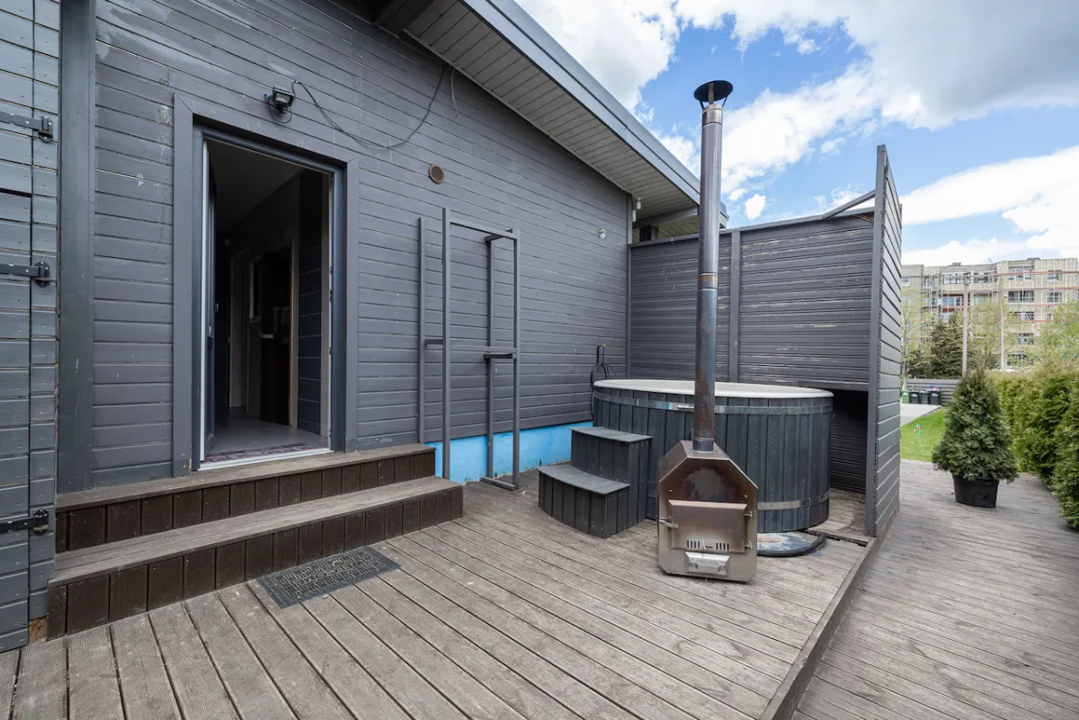 Six-person cabin with terrace, sauna, and hot tub — Dharma Stay (24)
