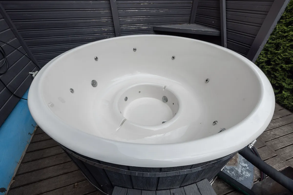 Six-person cabin with terrace, sauna, and hot tub — Dharma Stay (5)