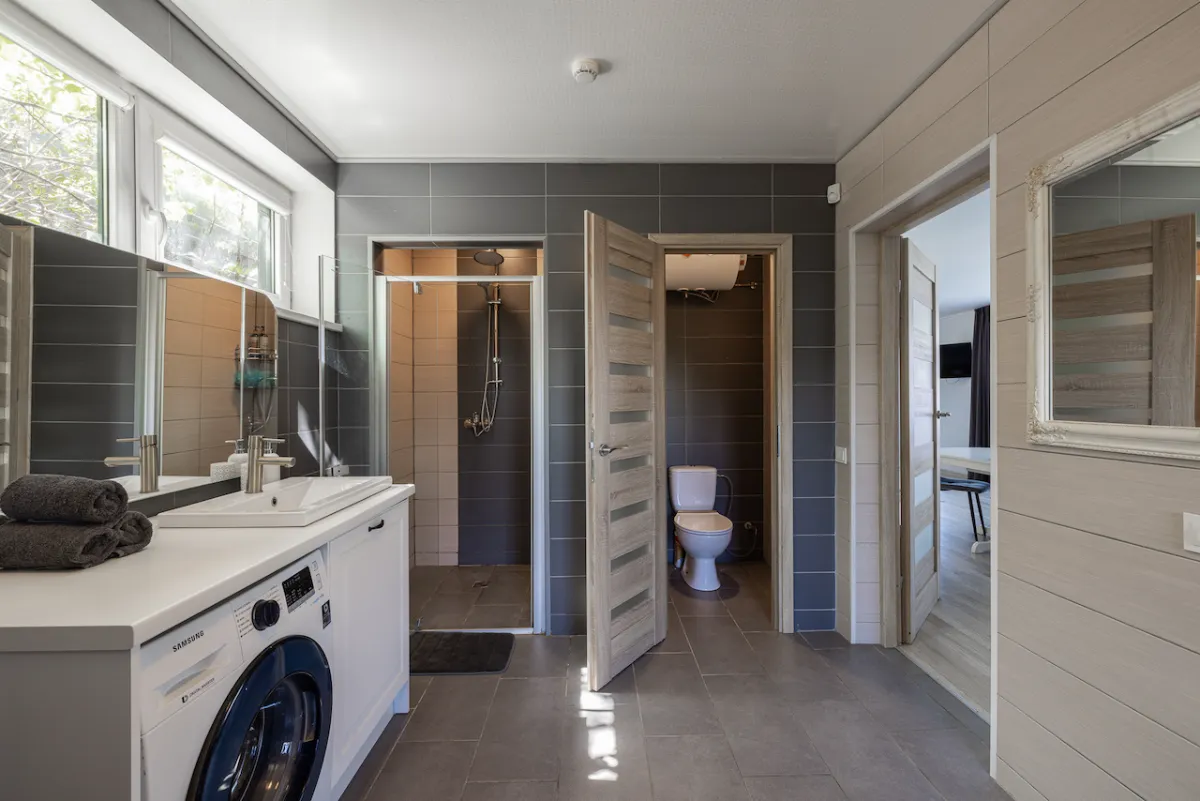 Six-person cabin with terrace, sauna, and hot tub — Dharma Stay (10)