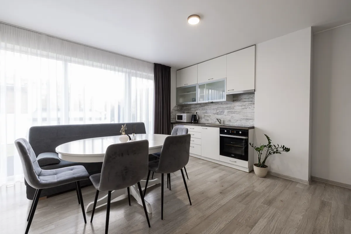 Six-person cabin with terrace, sauna, and hot tub — Dharma Stay (31)