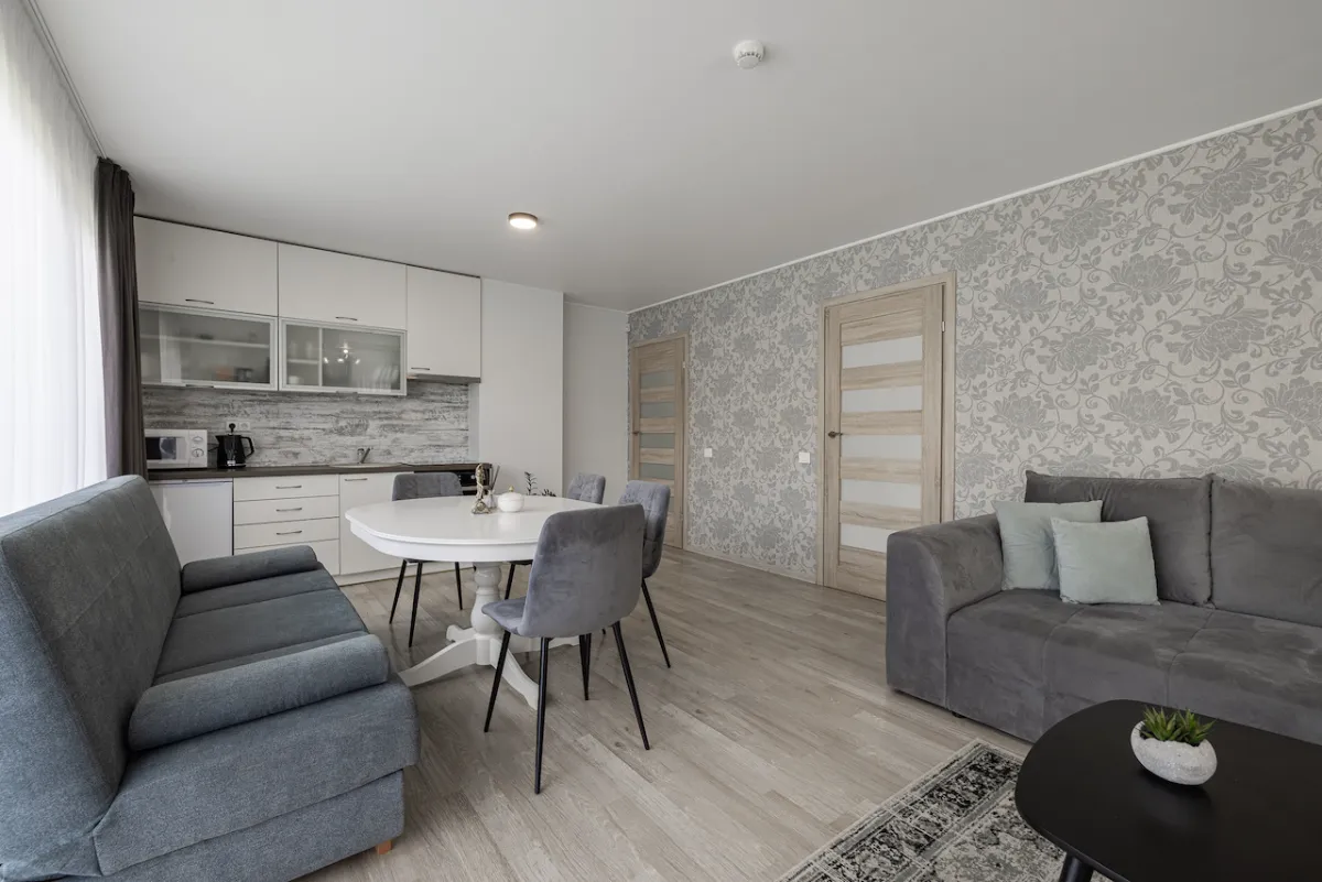Six-person cabin with terrace, sauna, and hot tub — Dharma Stay (2)