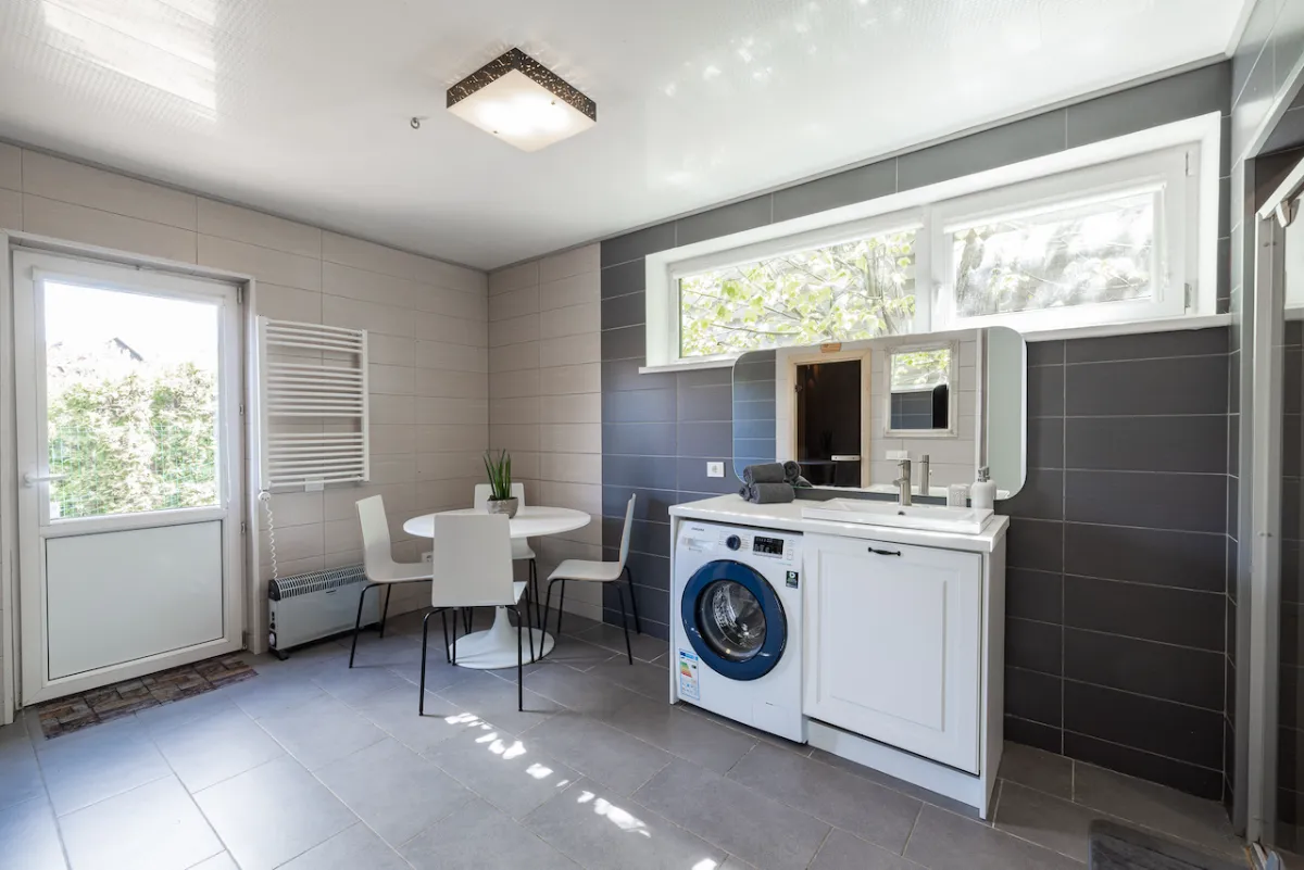 Six-person cabin with terrace, sauna, and hot tub — Dharma Stay (8)