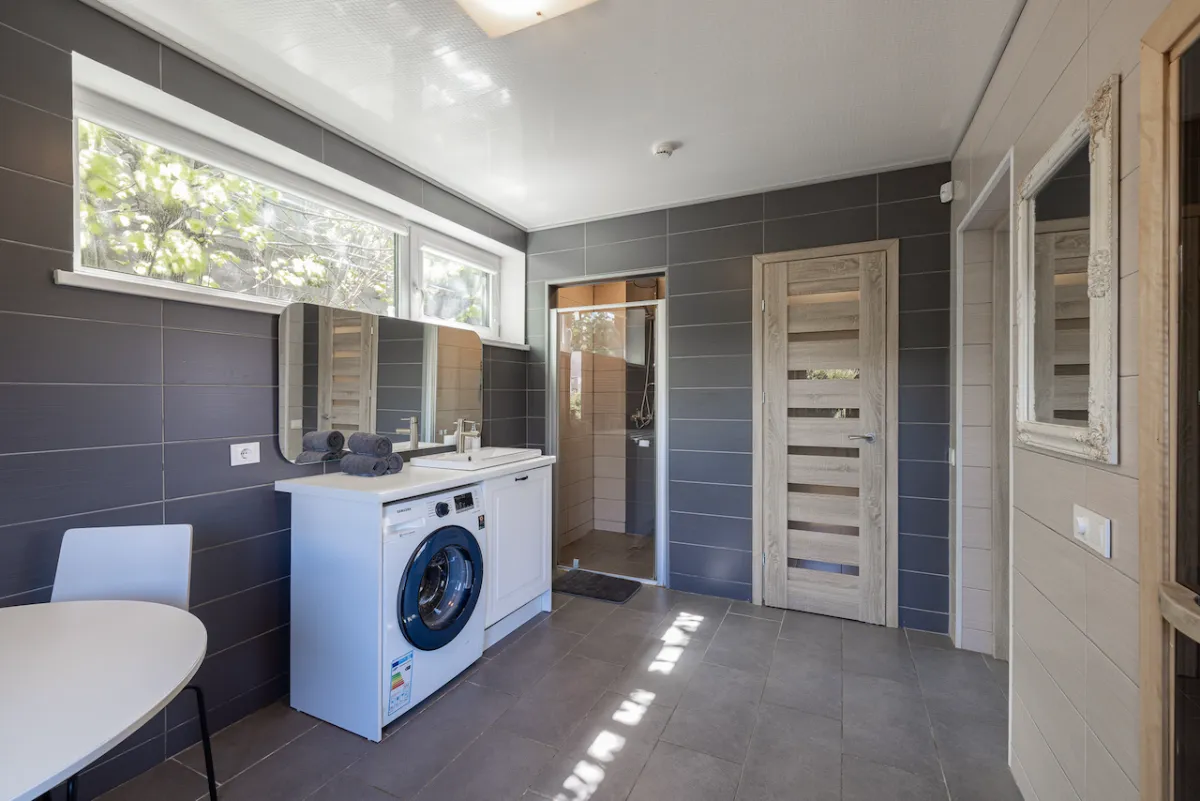 Six-person cabin with terrace, sauna, and hot tub — Dharma Stay (15)