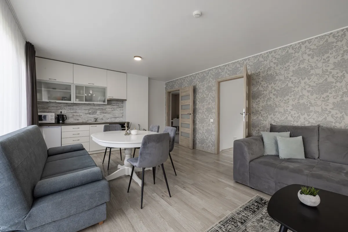 Six-person cabin with terrace, sauna, and hot tub — Dharma Stay (9)