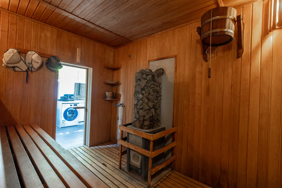Six-person cabin with terrace, sauna, and hot tub — Dharma Stay (26)