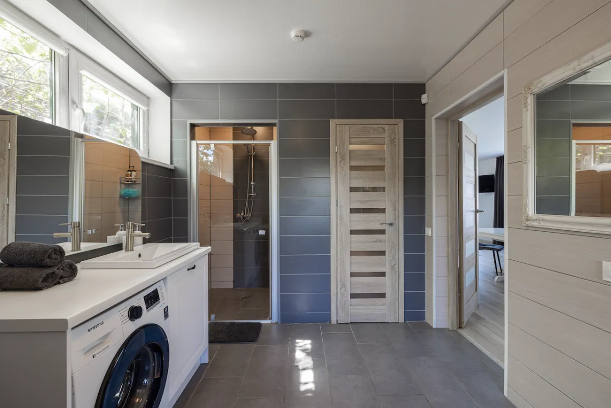 Six-person cabin with terrace, sauna, and hot tub — Dharma Stay (7)
