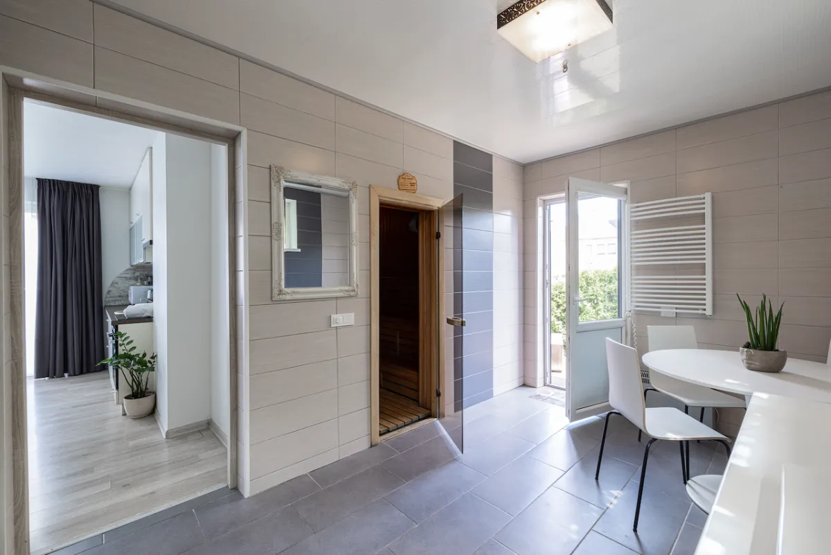 Six-person cabin with terrace, sauna, and hot tub — Dharma Stay (12)