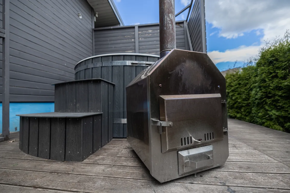 Six-person cabin with terrace, sauna, and hot tub — Dharma Stay (18)