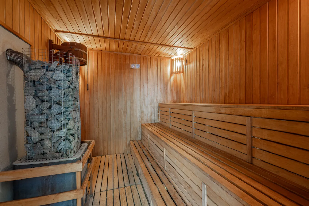 Six-person cabin with terrace, sauna, and hot tub — Dharma Stay (16)